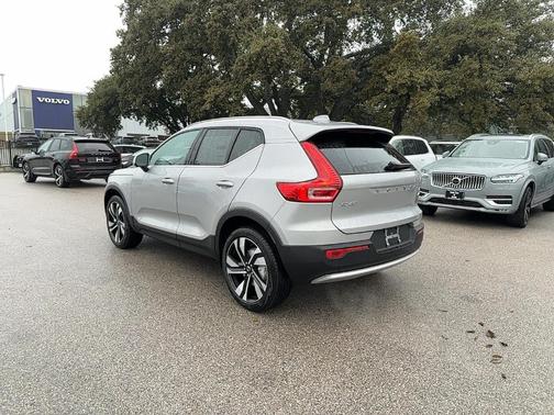 2025 Volvo XC40 B5 Ultra Bright Theme