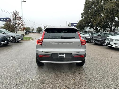 2025 Volvo XC40 B5 Ultra Bright Theme