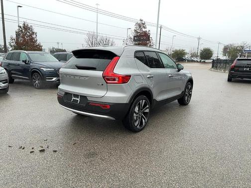 2025 Volvo XC40 B5 Ultra Bright Theme