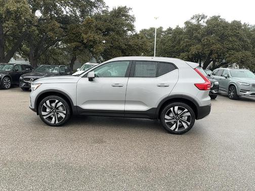 2025 Volvo XC40 B5 Ultra Bright Theme