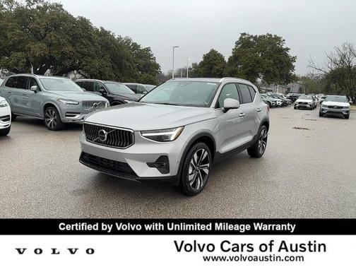 2025 Volvo XC40 B5 Ultra Bright Theme