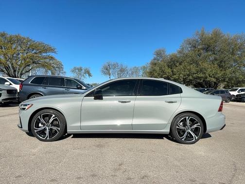 2024 Volvo S60 B5 Core Dark Theme