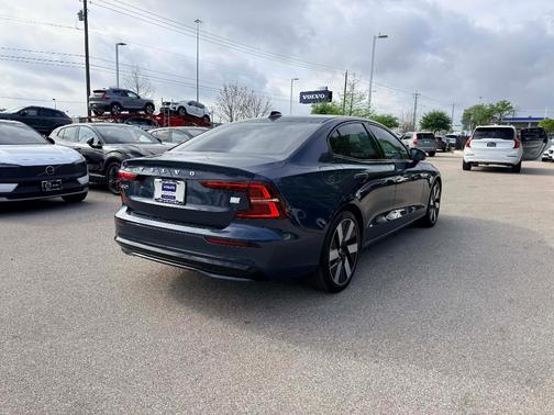 2024 Volvo S60 Recharge Plug-In Hybrid T8 Plus Dark Theme