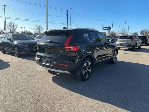 2025 Volvo XC40 B5 Core Bright Theme