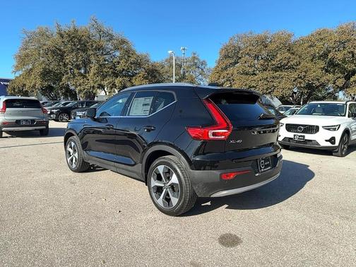 2025 Volvo XC40 B5 Core Bright Theme