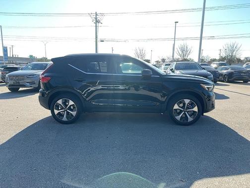 2025 Volvo XC40 B5 Core Bright Theme