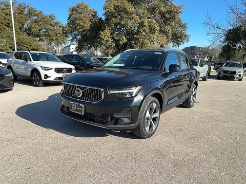 2025 Volvo XC40 B5 Core Bright Theme