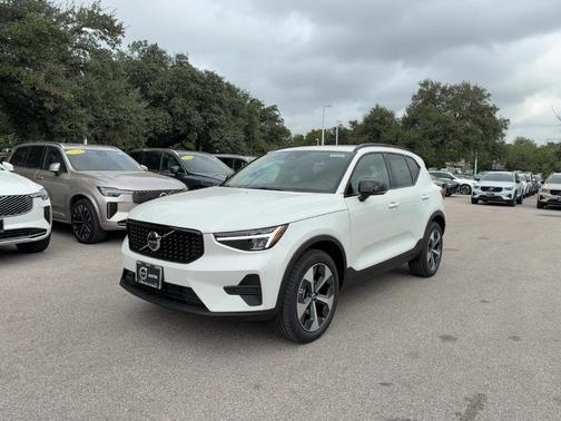 Crystal White 2026 Volvo XC40 B4 Core