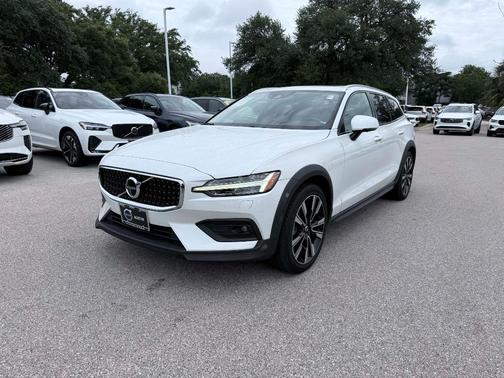 Crystal White 2020 Volvo V60 Cross Country T5