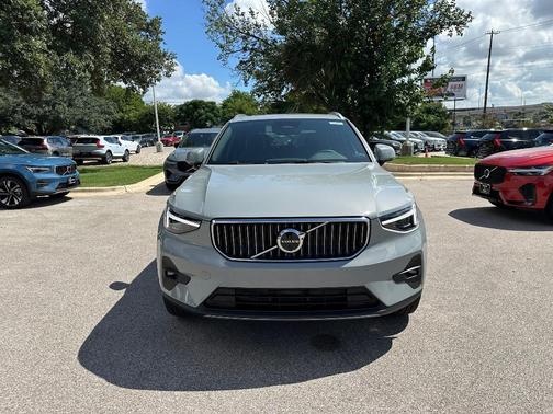 2025 Volvo XC40 B5 Plus Bright Theme