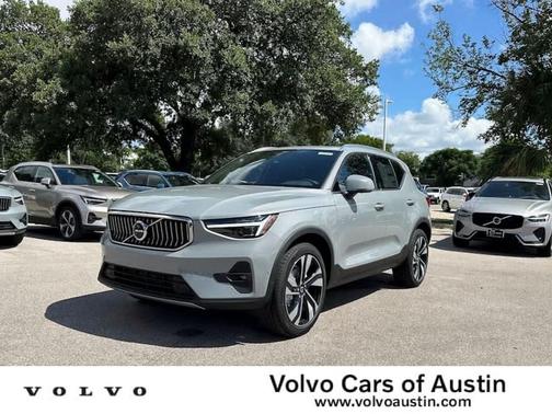 2025 Volvo XC40 B5 Plus Bright Theme