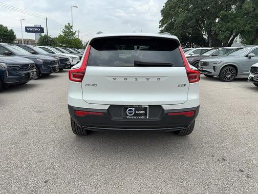 2025 Volvo XC40 B5 Plus Dark Theme