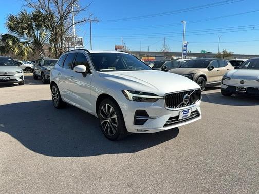 2022 Volvo XC60 B5 Momentum