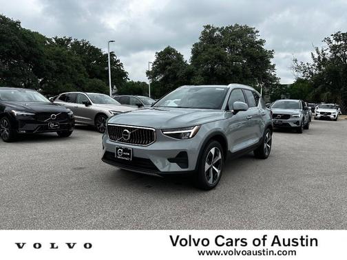 2025 Volvo XC40 B5 Core Bright Theme