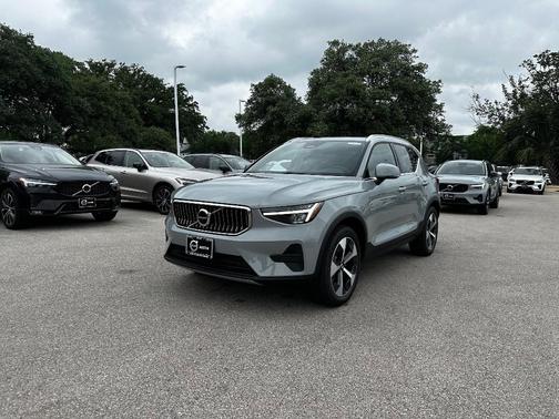 2025 Volvo XC40 B5 Core Bright Theme