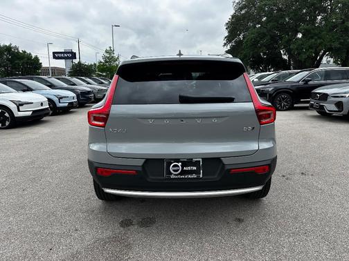 2025 Volvo XC40 B5 Core Bright Theme