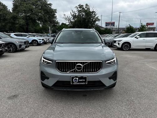 2025 Volvo XC40 B5 Core Bright Theme