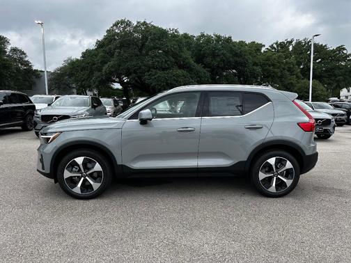 2025 Volvo XC40 B5 Core Bright Theme