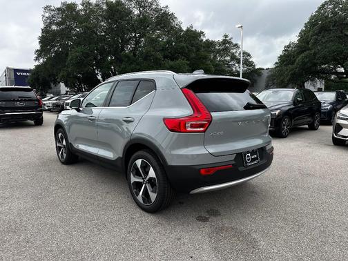 2025 Volvo XC40 B5 Core Bright Theme