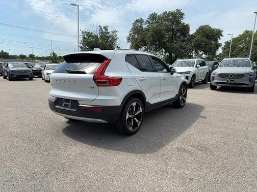 2021 Volvo XC40 T5 Momentum