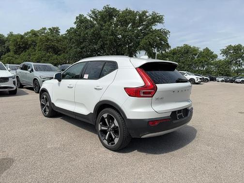 2021 Volvo XC40 T5 Momentum