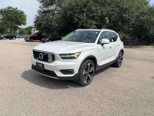 2021 Volvo XC40 T5 Momentum