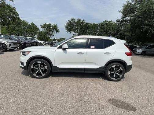 2021 Volvo XC40 T5 Momentum