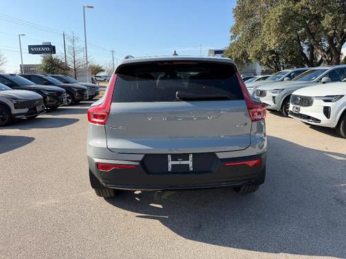 2026 Volvo XC40 B5 Ultra