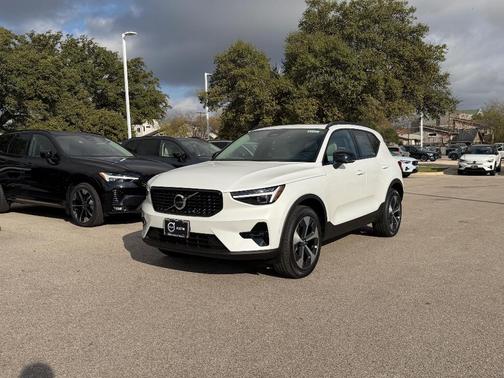 2026 Volvo XC40 B5 Plus