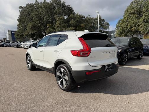 2026 Volvo XC40 B5 Plus