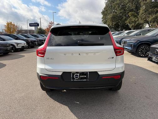 2026 Volvo XC40 B5 Plus