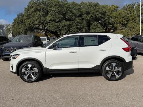 2026 Volvo XC40 B5 Plus