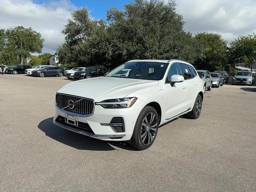 2023 Volvo XC60 Recharge Plug-In Hybrid T8 Plus Bright Theme