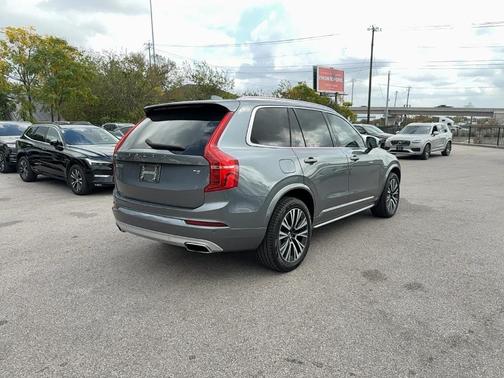 2020 Volvo XC90 T5 Momentum 7 Passenger