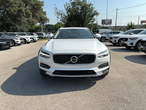 2025 Volvo V90 Cross Country B6 Plus