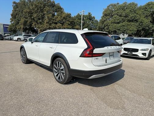 2025 Volvo V90 Cross Country B6 Plus