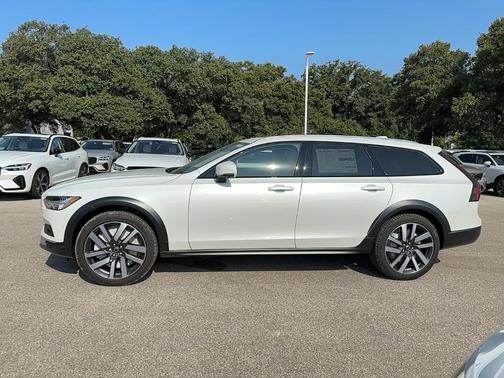 2025 Volvo V90 Cross Country B6 Plus