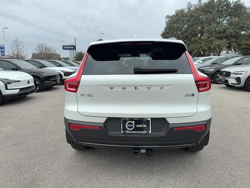 2024 Volvo XC40 B5 Ultimate Dark Theme