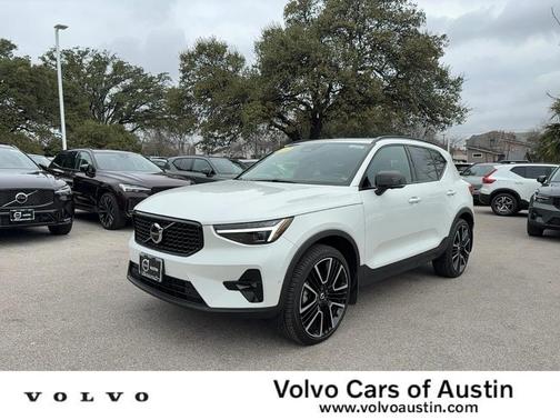 2024 Volvo XC40 B5 Ultimate Dark Theme