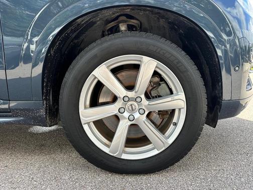 2019 Volvo XC90 Hybrid T8 Momentum