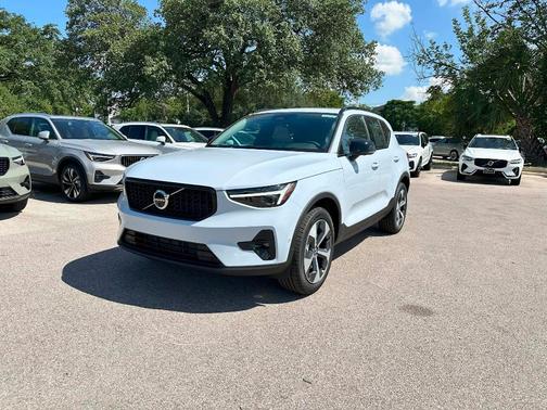 2026 Volvo XC40 B5 Plus