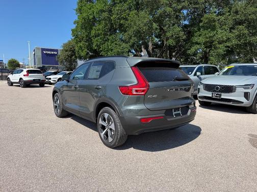 Forest Green 2026 Volvo XC40 B5 Core