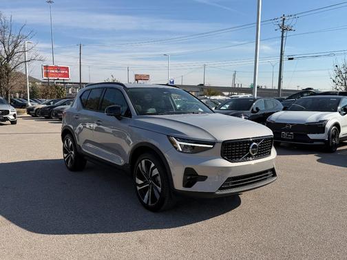 2025 Volvo XC40 B5 Plus Dark Theme