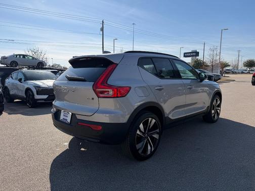 2025 Volvo XC40 B5 Plus Dark Theme