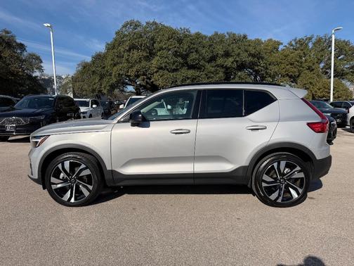 2025 Volvo XC40 B5 Plus Dark Theme