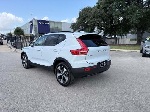 Cloud 9 White 2026 Volvo XC40 B5 Plus