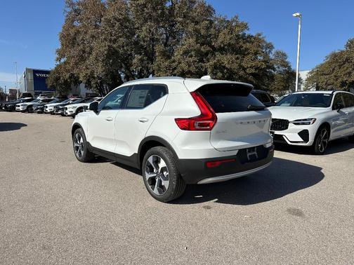 2025 Volvo XC40 B5 Core Bright Theme