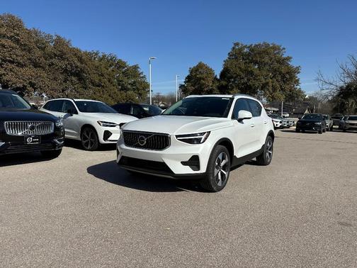 2025 Volvo XC40 B5 Core Bright Theme