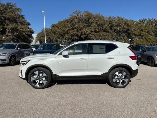 2025 Volvo XC40 B5 Core Bright Theme