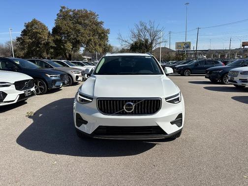 2025 Volvo XC40 B5 Core Bright Theme